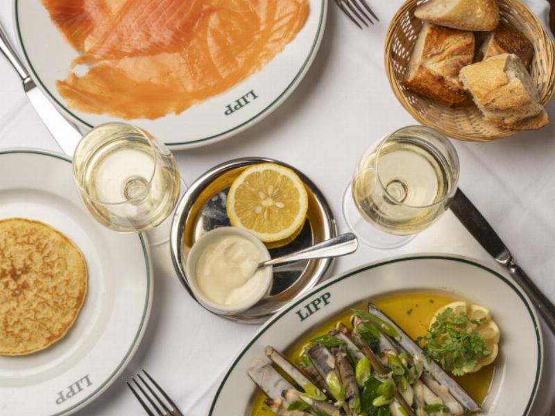 Ambiance chaleureuse d'un café littéraire parisien dans le Quartier Latin, près du 39 rue notre dame des champs 75006 paris